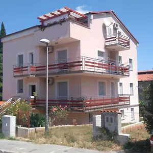 https://apartments-gracijela-pula-52100.pula-hotels.org