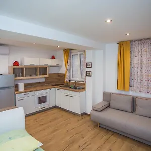 https://apartment-andrije-buvine.hotelinzadar.com